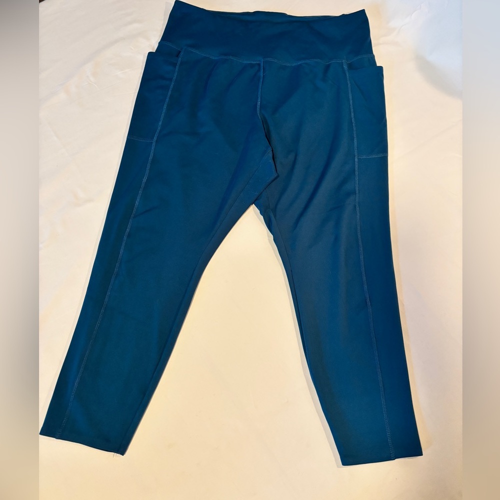 Danskin Women’s Teal Cropped Leggings